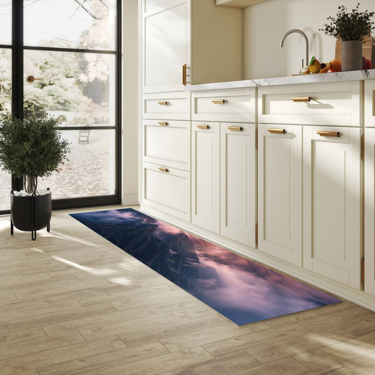 Komfortabler moderner Küchenläufer mit Motiv Sonnenaufgang Berge in heller Küche