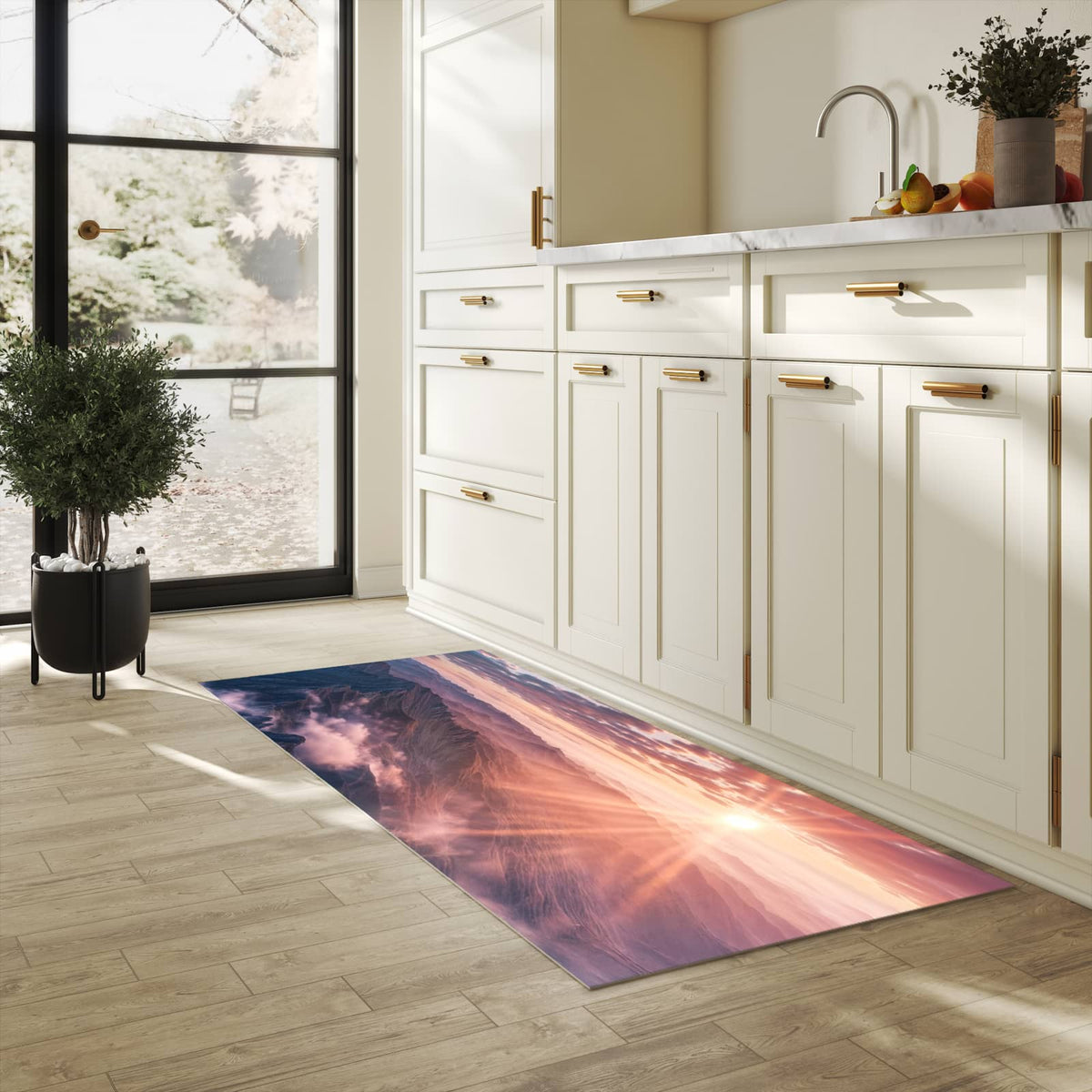 Komfortabler Küchenläufer mit Motiv Sonnenaufgang Berge in heller Küche