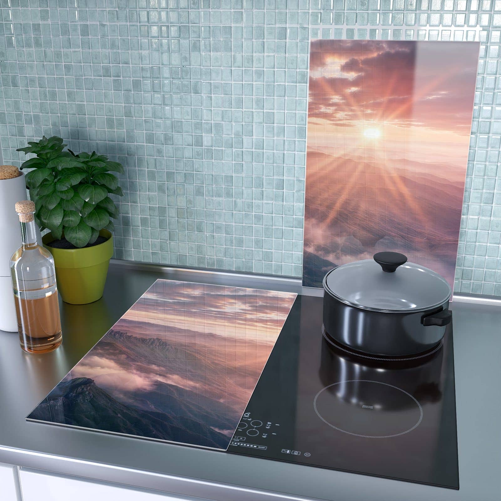 2-teilige Herdabdeckung aus Glas mit Sonnenaufgang Berge-Motiv als Spritzschutz hinter dem Kochfeld