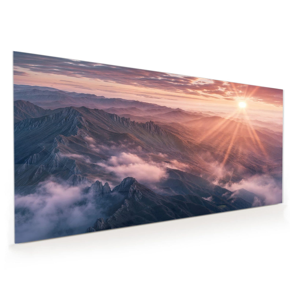 Küchenrückwand aus Glas im Hochformat mit Motiv Bergkämme im Morgenrot: Sonne mit Strahlenkranz über nebligen Bergkämmen, rosa Wolken.