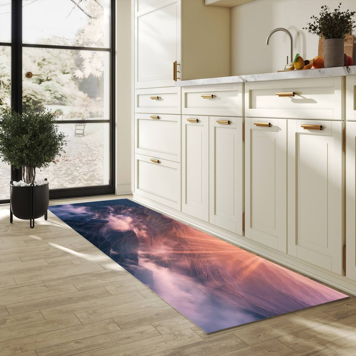 Strapazierfähiger Küchenteppich mit Motiv Sonnenaufgang Berge in heller Küche