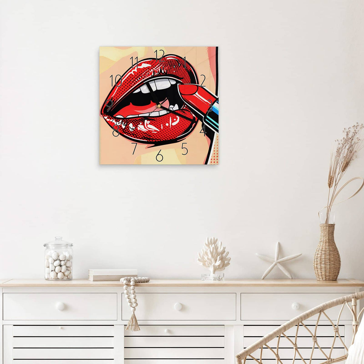 Wanduhr Roter Lippenstift aus Glas – Quadratisch 30 × 30 cm – Roter Lippenstift auf roten Lippen