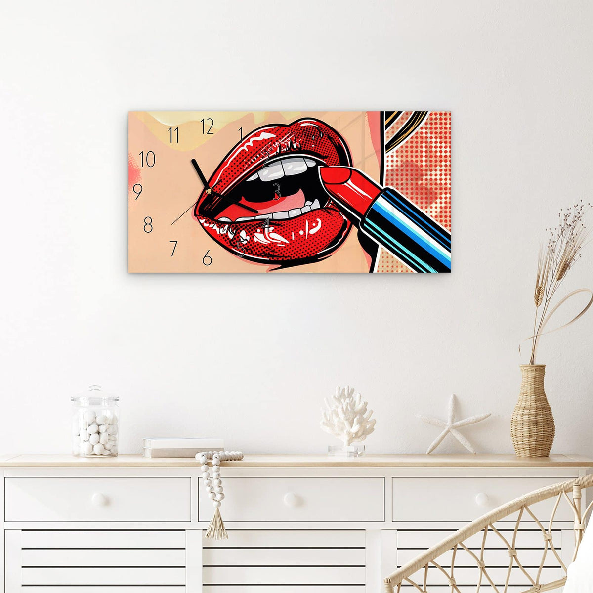 Wanduhr Lippenstift Kunst aus Glas – Querformat 60 × 30 cm – Roter Lippenstift auf roten Lippen