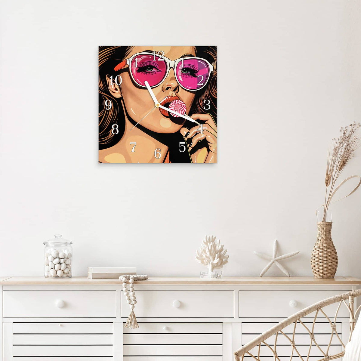 Quadratische Wanduhr aus Glas Pinke Sonnenbrille mit Ziffernblatt Klassisch über einem weißen Sideboard