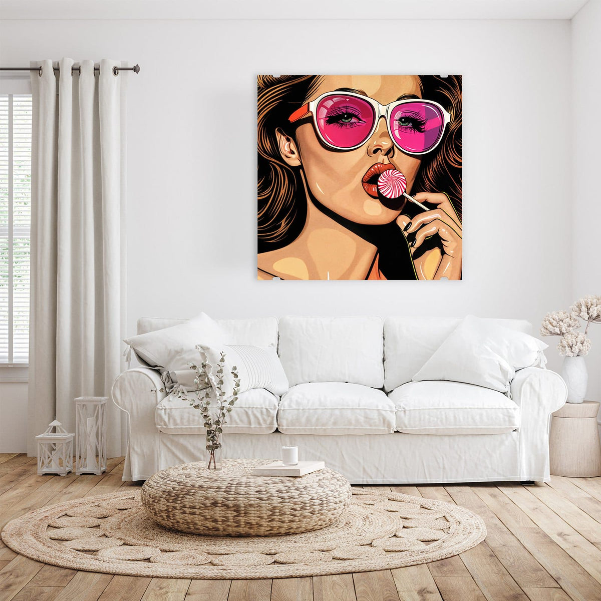 Glasbild Pinke Sonnenbrille an der Wand – Pop-Art-Frau mit pink verspiegelter Sonnenbrille, die an einem Lolli lutscht