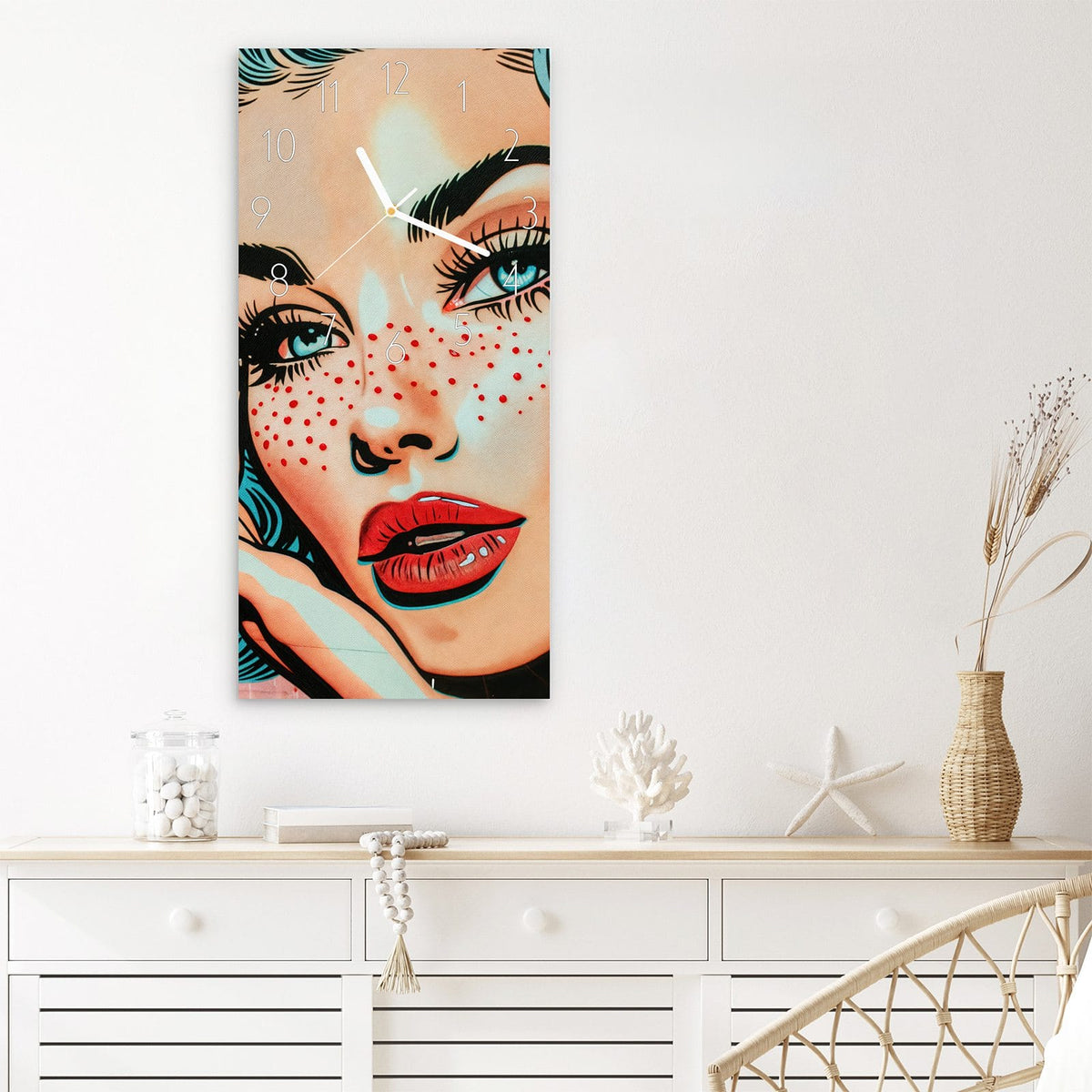 Wanduhr Pop Art Porträt aus Glas – Hochformat 30 × 60 cm – Frauengesicht in Pastell und Rot