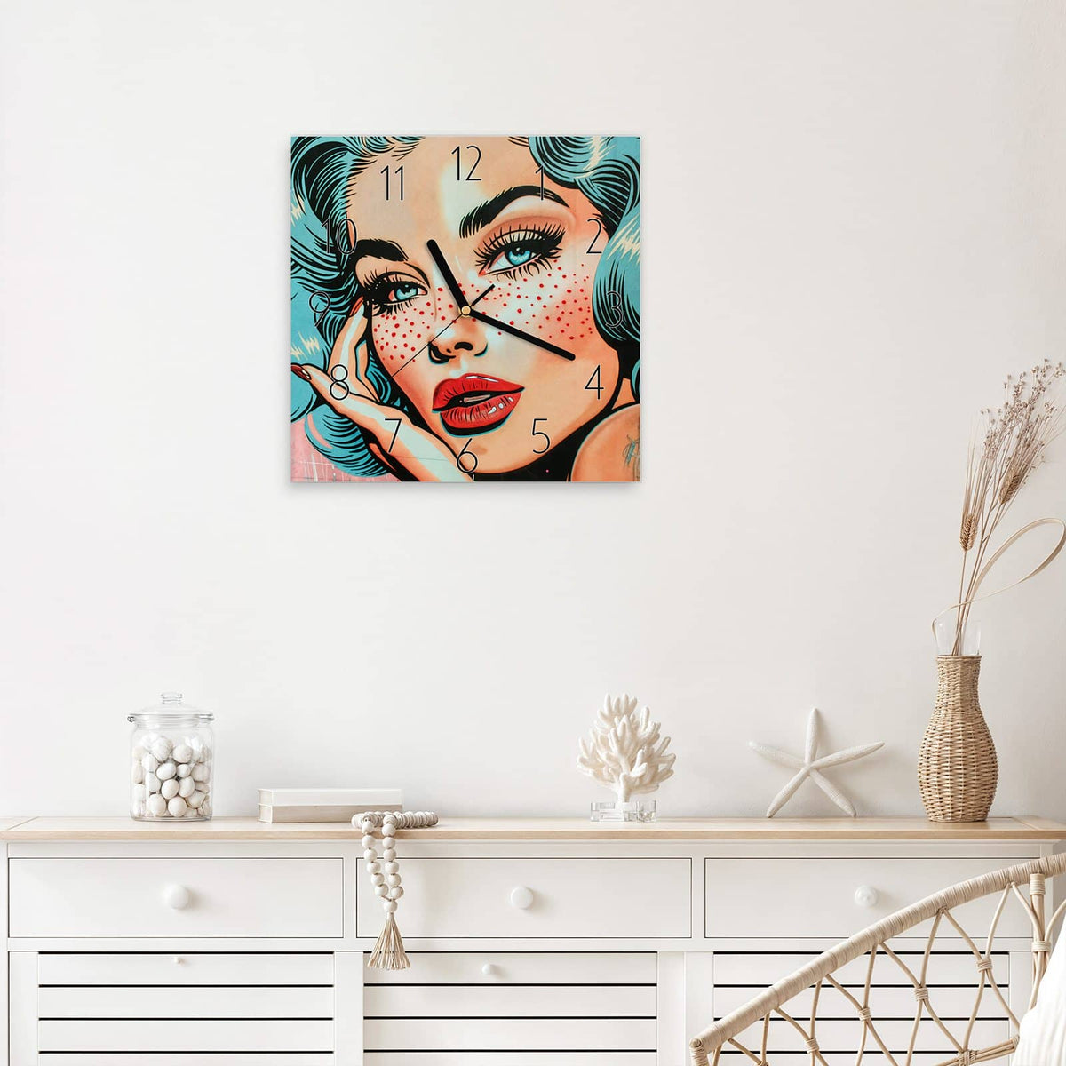 Quadratische Wanduhr aus Glas Frau mit Sommersprossen mit Ziffernblatt Elegant über einem weißen Sideboard