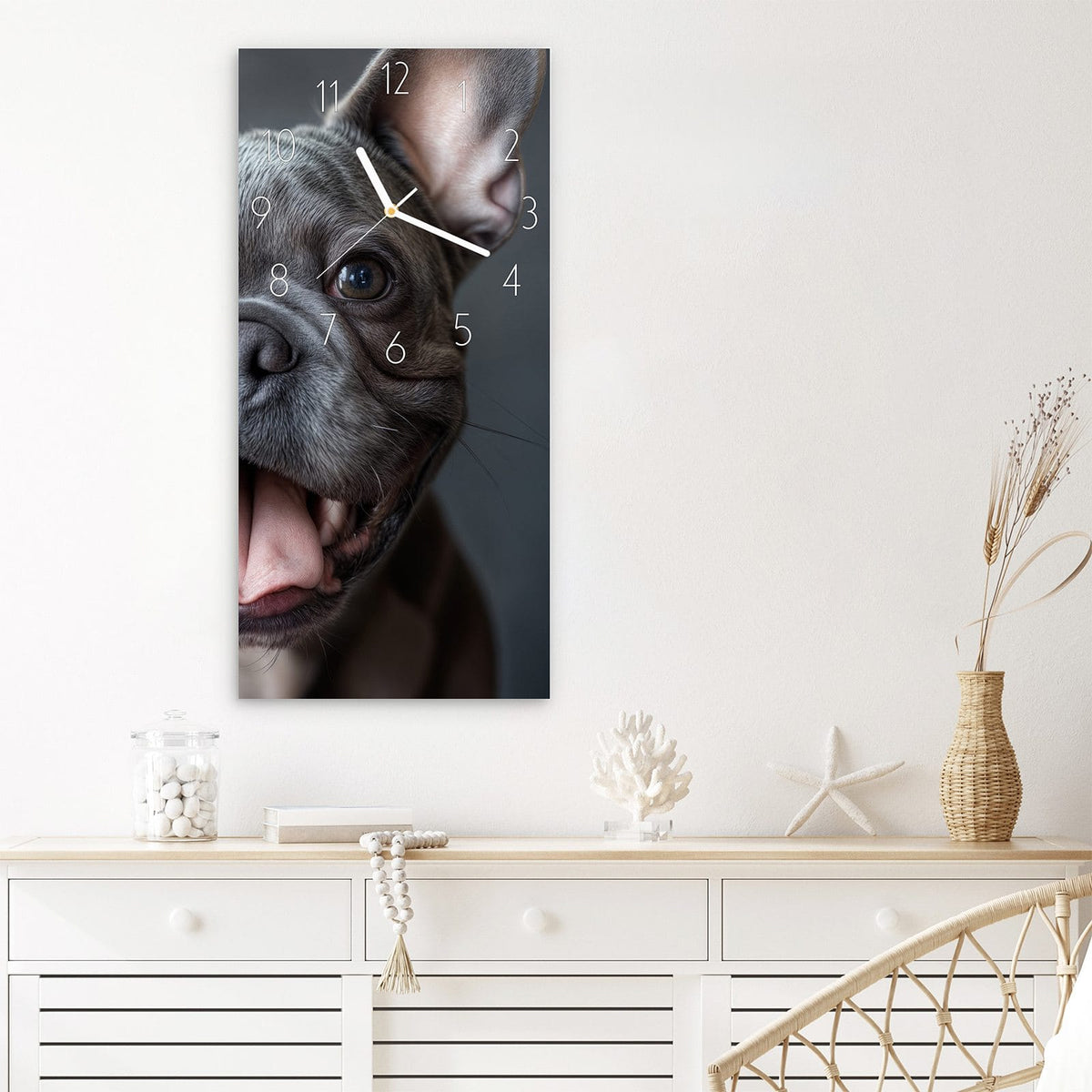 Wanduhr Lachender Hund aus Glas – Hochformat 30 × 60 cm – Grauer Hund mit breitem Lächeln