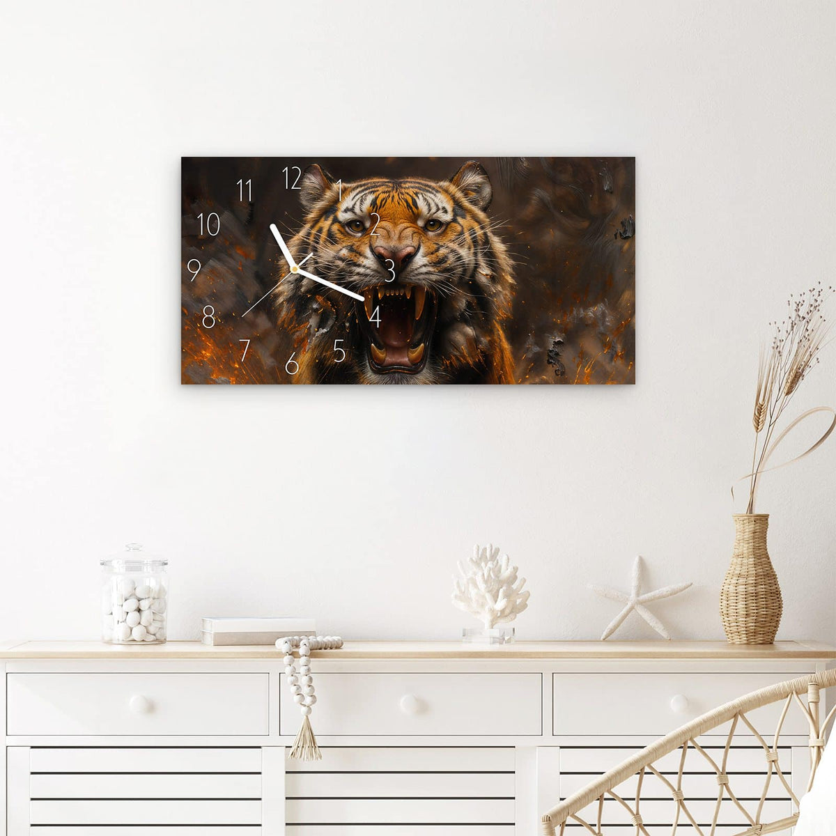 Wanduhr Tiger im Feuer aus Glas – Querformat 60 × 30 cm – Tigerkopf zwischen orangen Flammen