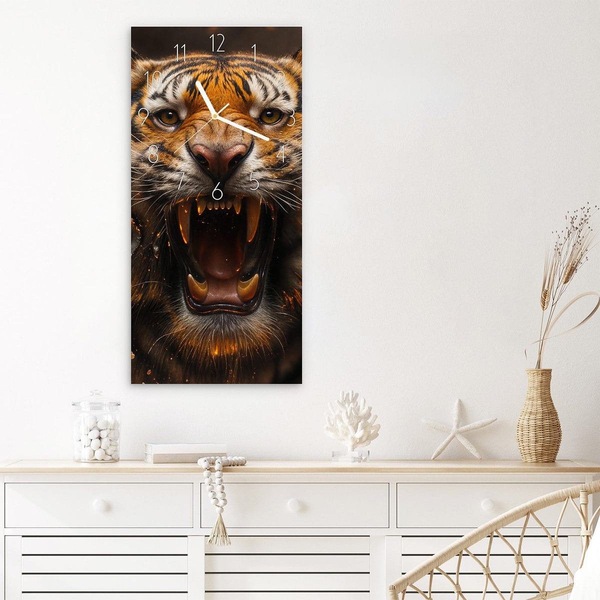 Wanduhr Tiger im Feuer aus Glas – Hochformat 30 × 60 cm – Tigerkopf zwischen orangen Flammen