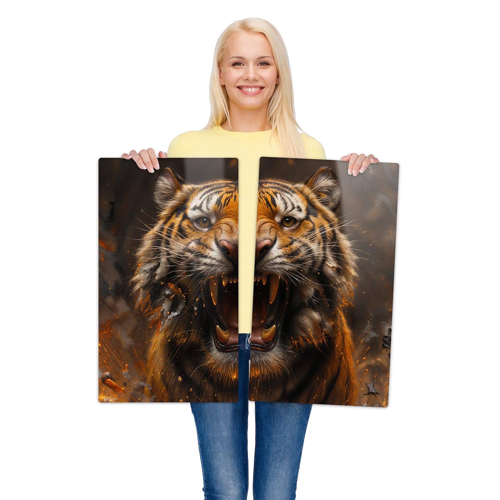 2-teilige Abdeckplatten mit Tiger im Feuer-Motiv werden zur Größendarstellung gehalten