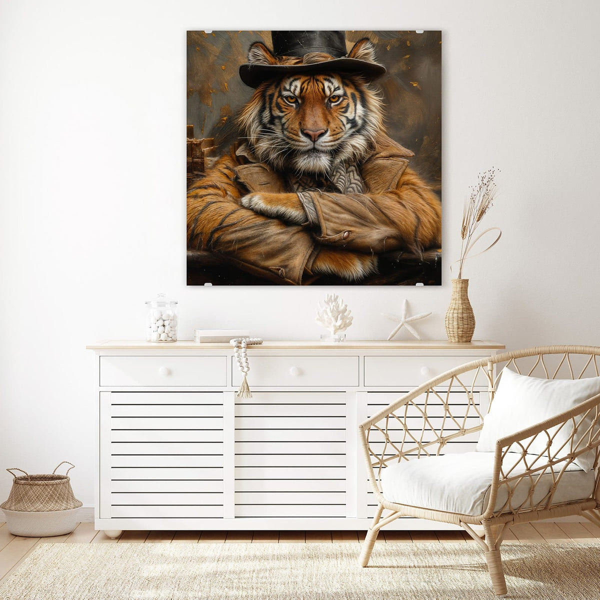 Glasbild Tiger mit Zylinder an der Wand – Tiger mit Zylinderhut und Ledermantel, Arme verschränkt