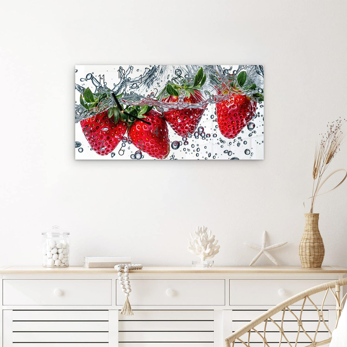 Wanduhr Spritzige Erdbeeren aus Glas – Querformat 60 × 30 cm – Rote Erdbeeren im Wasserspritzer