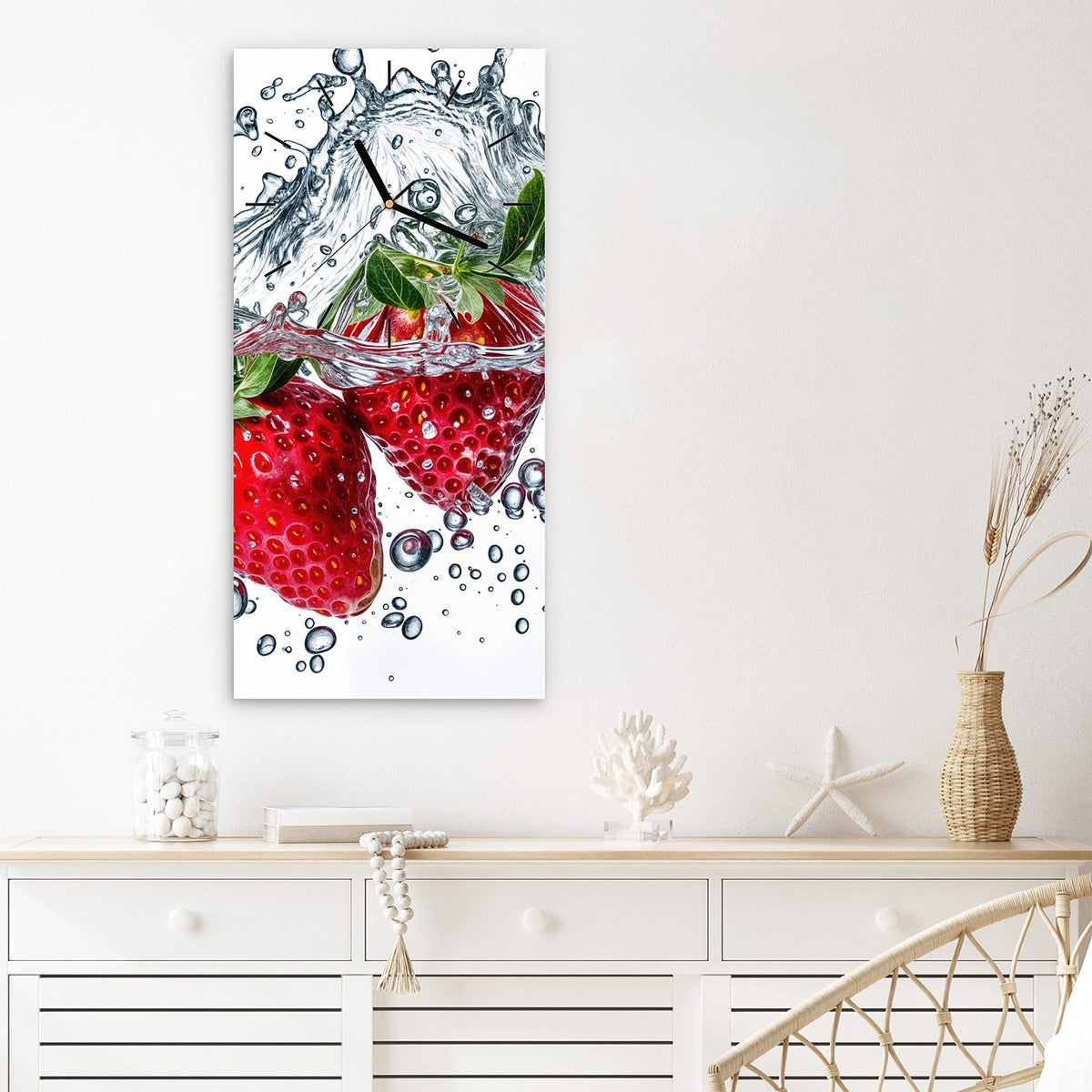 Wanduhr aus Glas im Hochformat Spritzige Erdbeeren mit Ziffernblatt Linie über einem weißen Sideboard