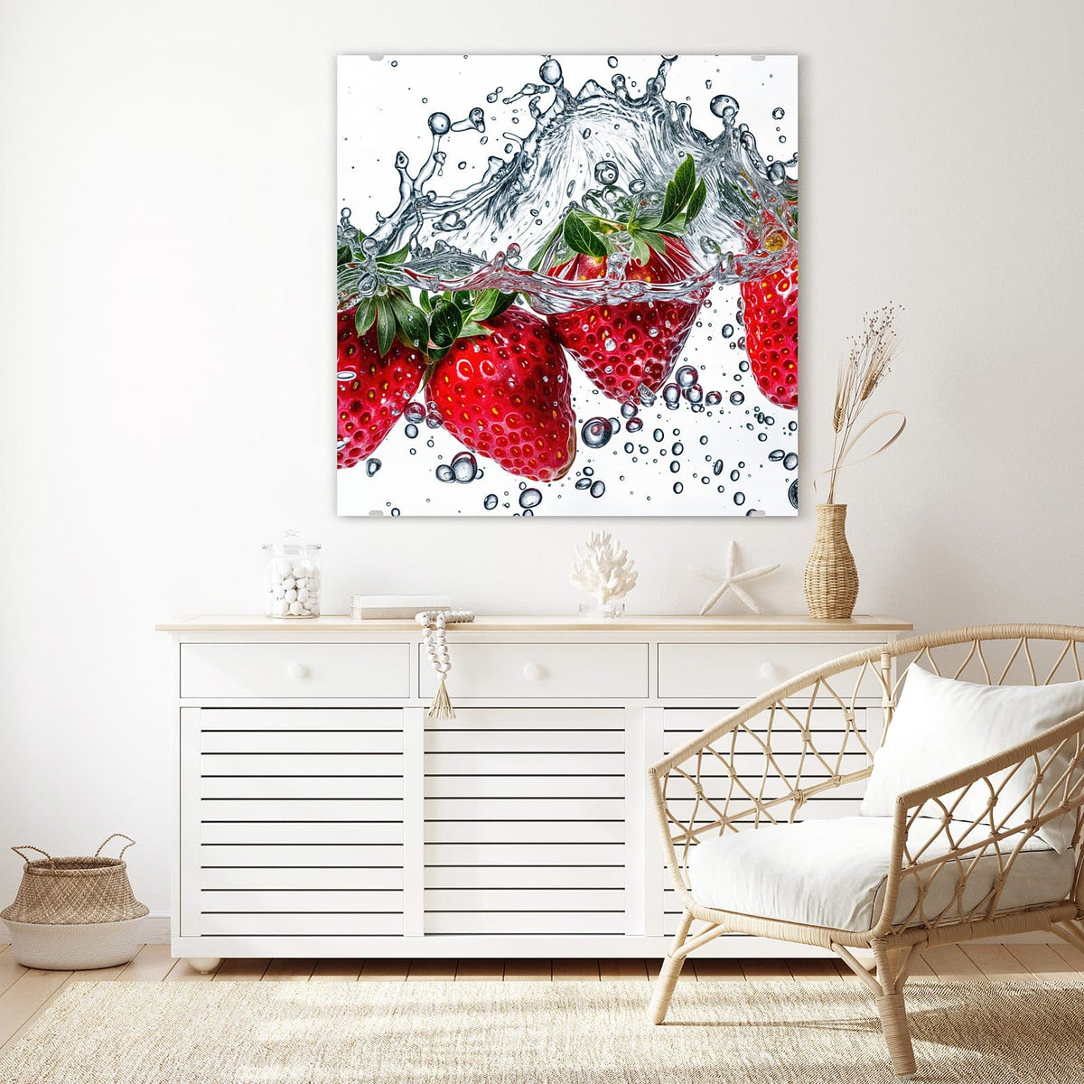 Glasbild Spritzige Erdbeeren an der Wand – Erdbeeren tauchen vor Weiß ins Wasser, Spritzerwand und Tropfen ringsum