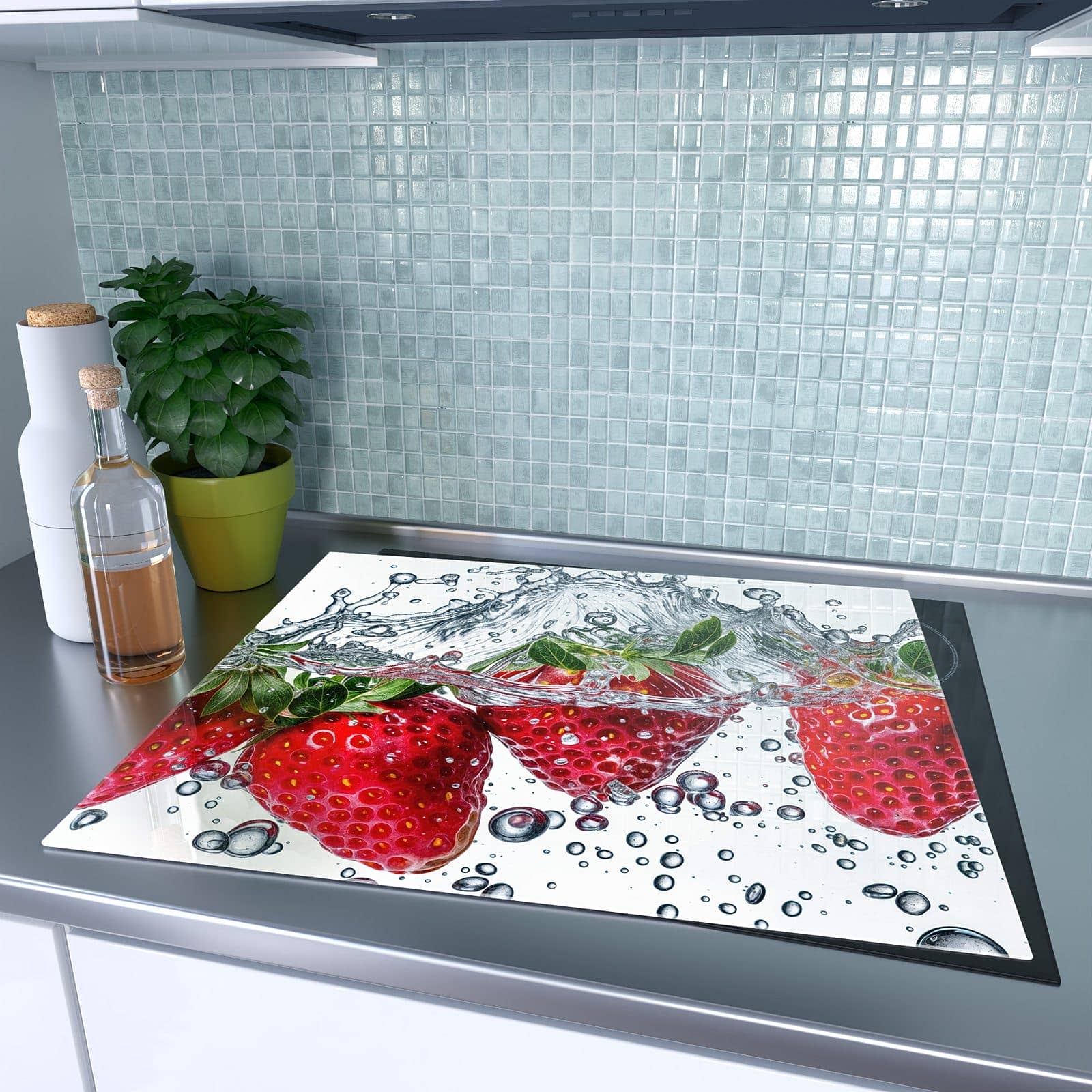 1-teilige Herdabdeckplatte aus Glas mit Spritzige Erdbeeren-Motiv auf dem Ceranfeld