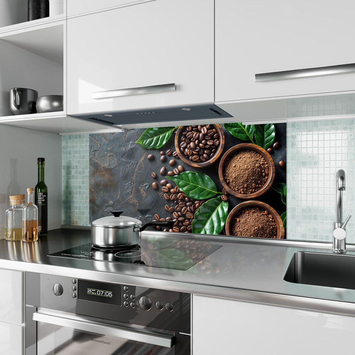 Küchenrückwand aus Glas Kaffeebohnen und Blätter im Hochformat als Spritzschutz hinter dem Kochfeld, über dem Fliesenspiegel montiert