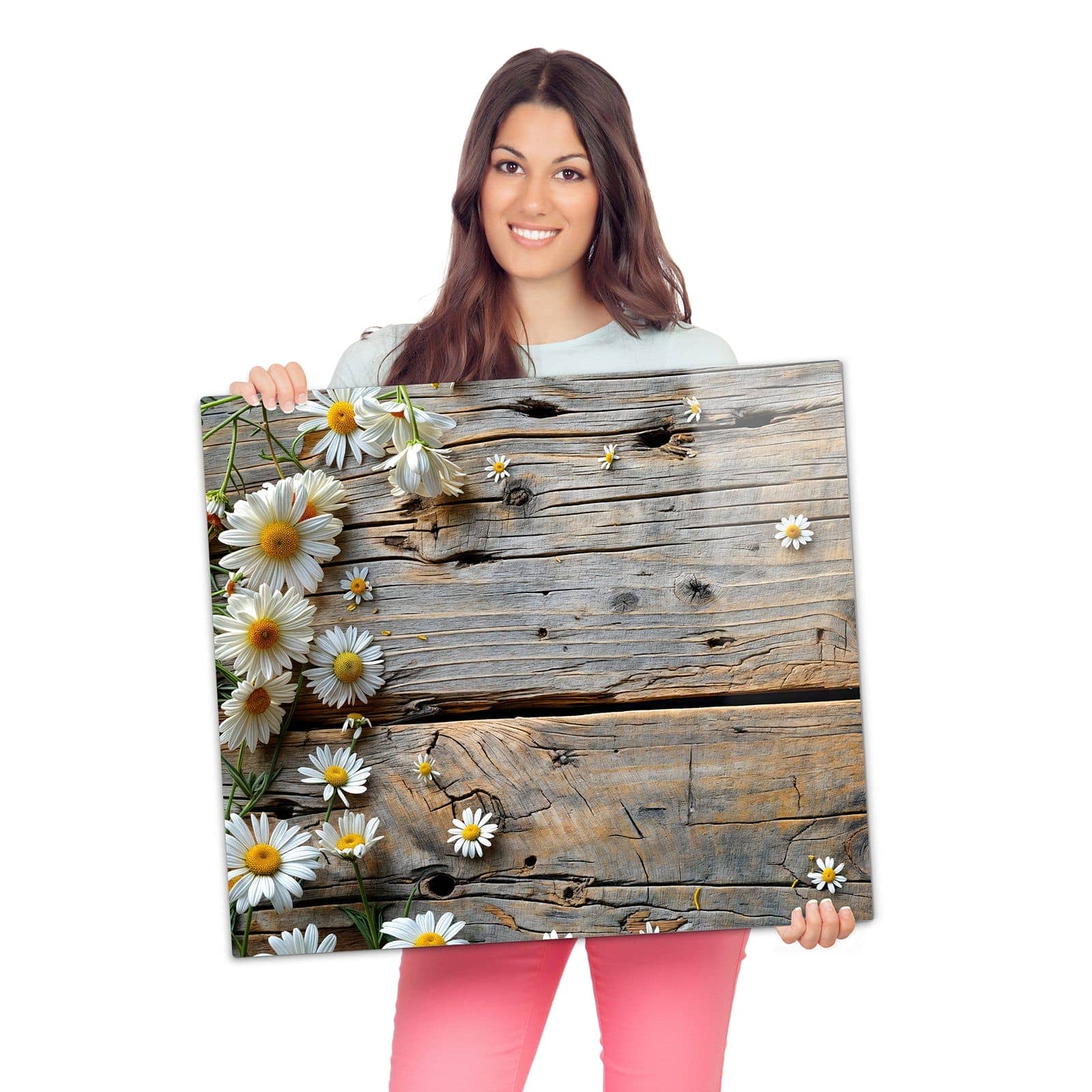 Herdabdeckung aus Glas mit Holz und Gänseblümchen-Motiv wird zur Größendarstellung gehalten