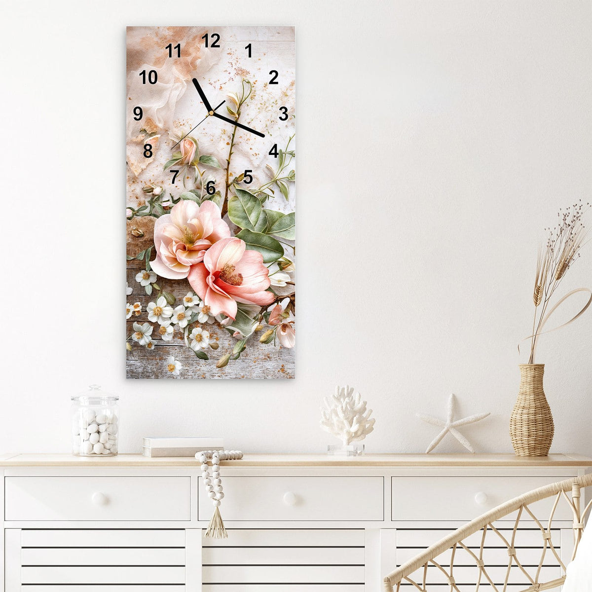 Wanduhr aus Glas im Hochformat Magnolien auf Holz mit Ziffernblatt Modern über einem weißen Sideboard