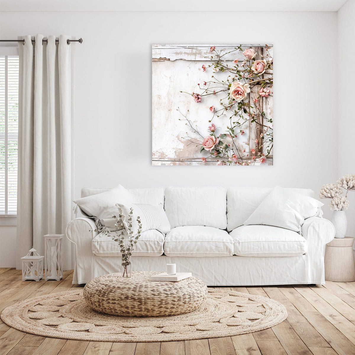 Glasbild Rosenranken auf Holz an der Wand – Zartrosa Rosen und kleine Blüten an dünnen Ranken über weiß lasiertem, abgenutztem Holz.