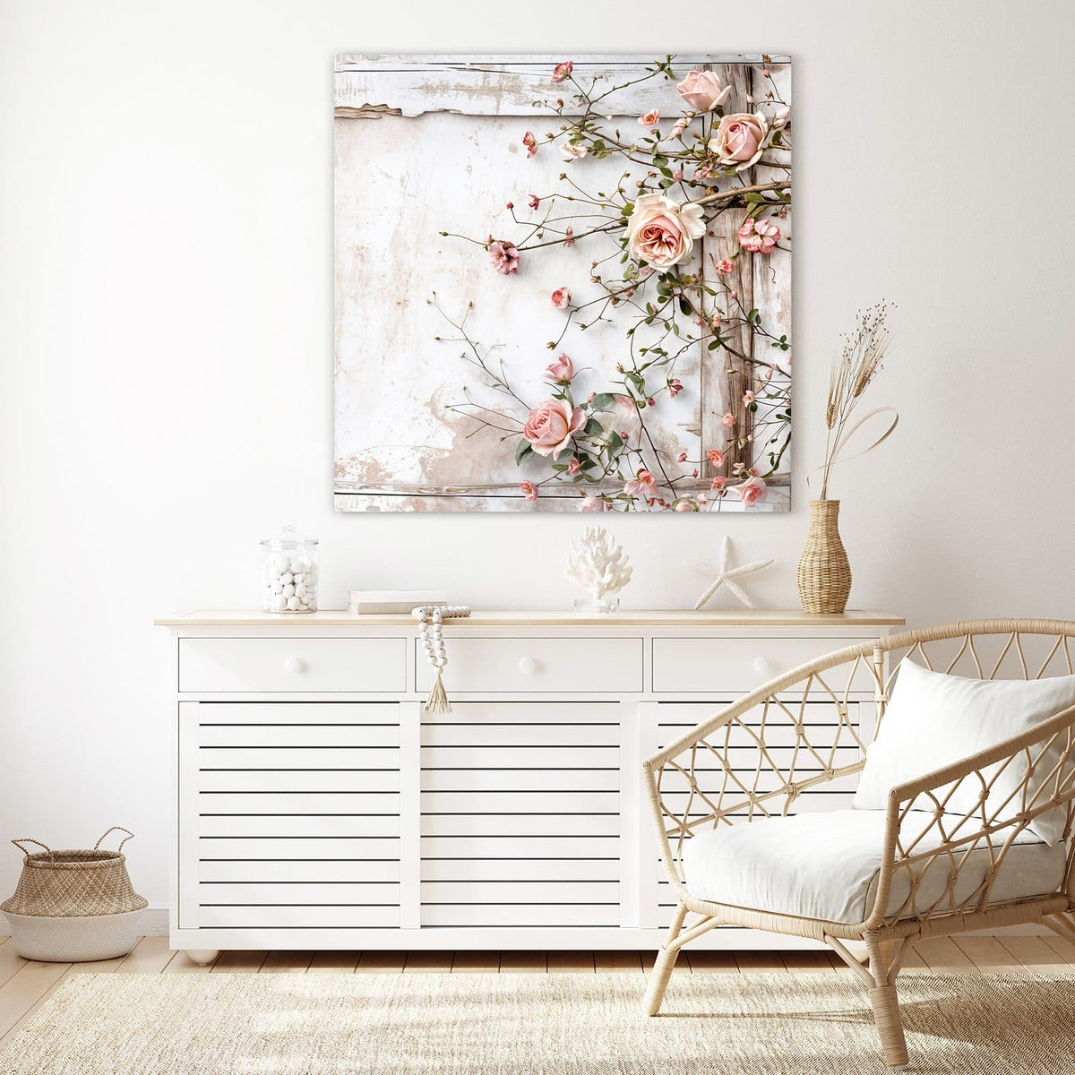 Glasbild Rosenranken auf Holz an der Wand – Zartrosa Rosen und kleine Blüten an dünnen Ranken über weiß lasiertem, abgenutztem Holz.