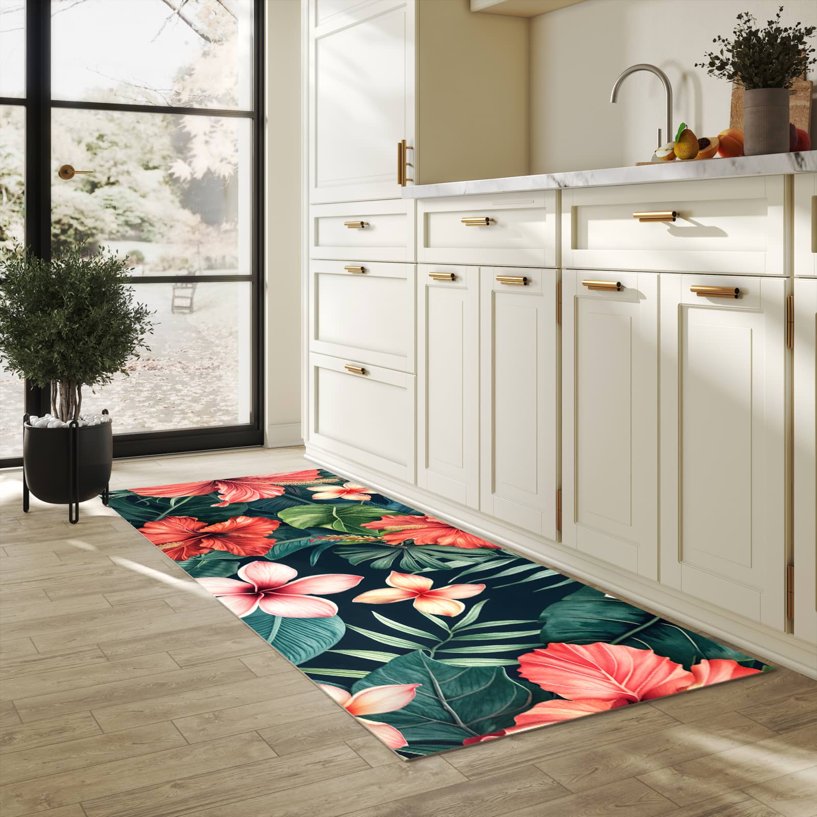 Geräuschdämpfender Küchenläufer mit Motiv Tropenblumen in heller Küche
