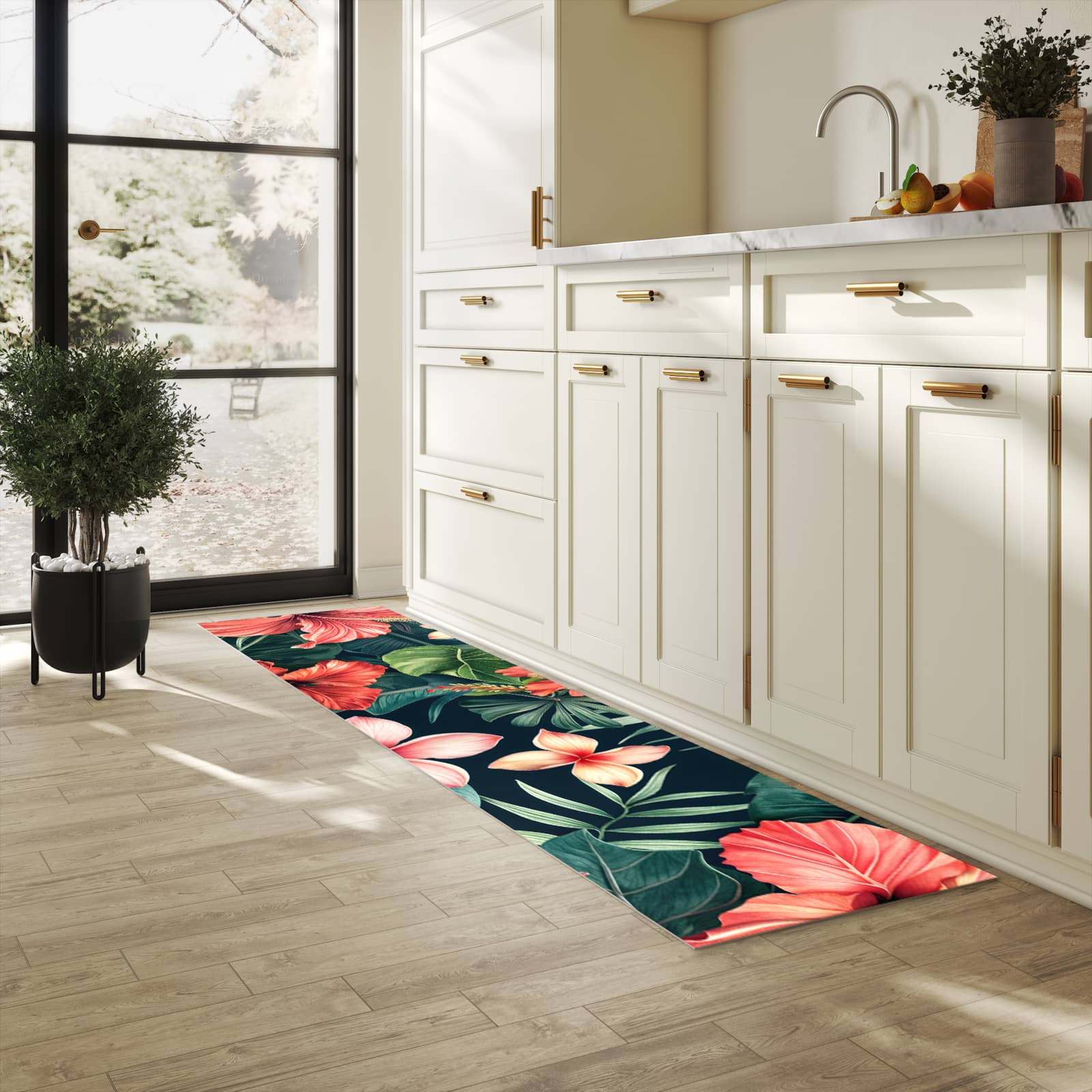 Feuchtigkeitsresistenter Küchenteppich mit Motiv Tropenblumen in heller Küche