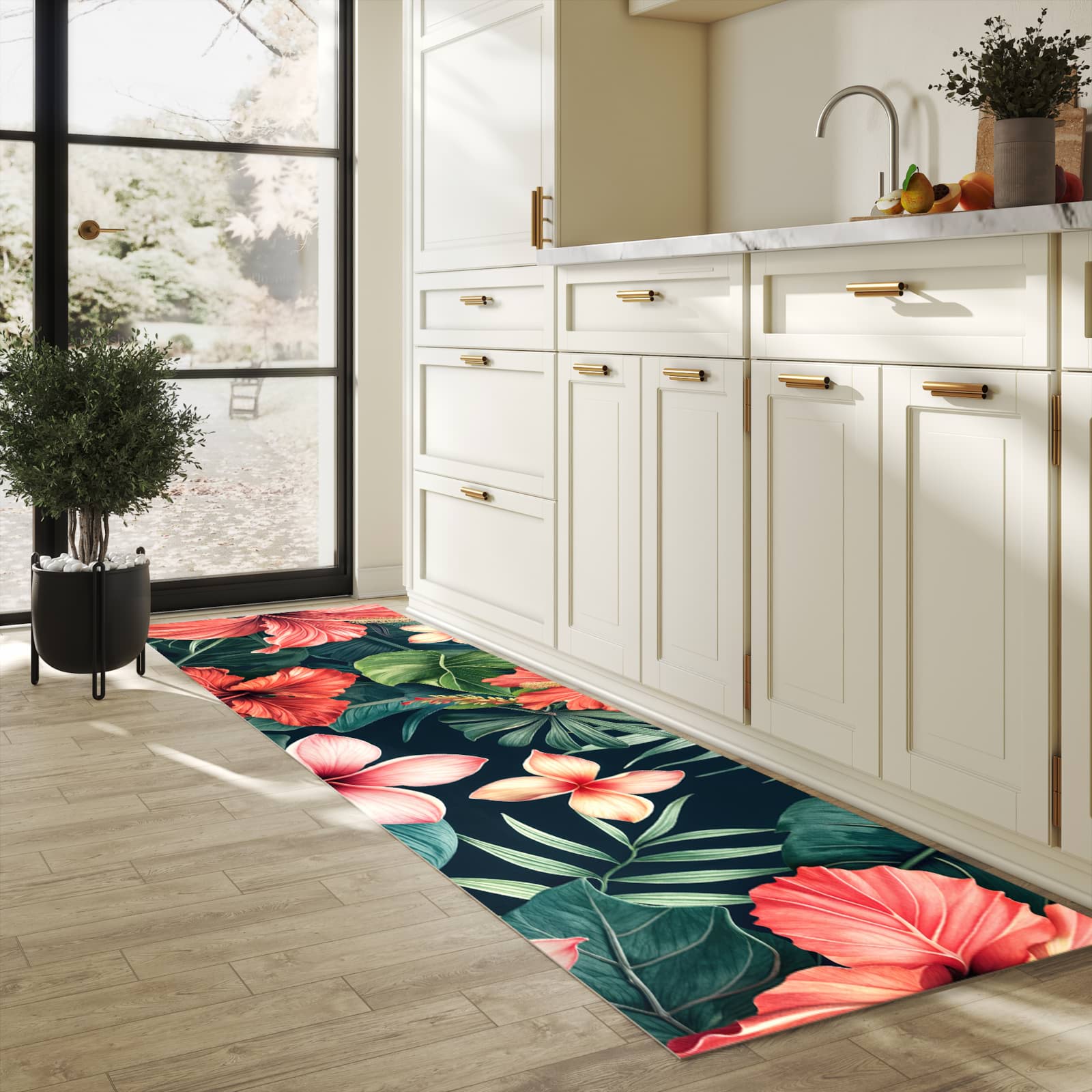 Rutschfester Küchenteppich mit Motiv Tropenblumen in heller Küche für sicheren Stand