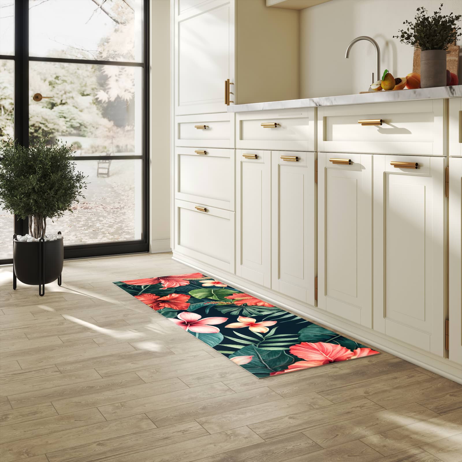 Langlebiger Küchenteppich mit Motiv Tropenblumen in heller Küche