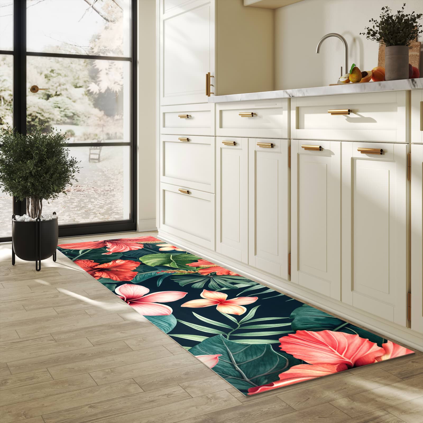 Formstabiler großer Küchenteppich mit Motiv Tropenblumen in heller Küche