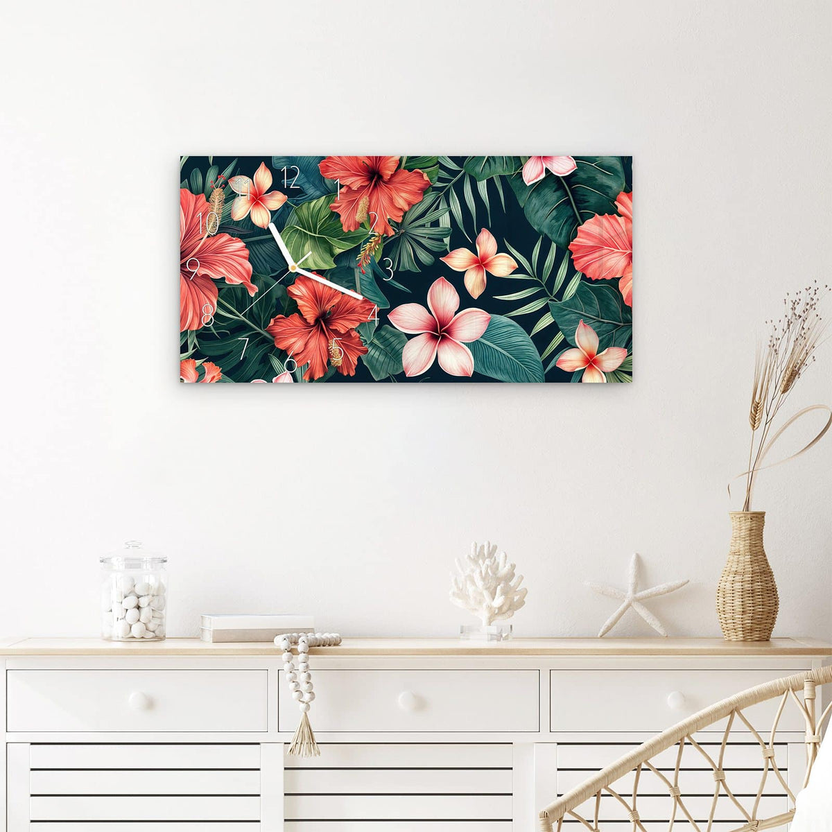 Wanduhr Tropenblumen aus Glas – Querformat 60 × 30 cm – Hibiskus und Frangipani auf Dunkelgrün