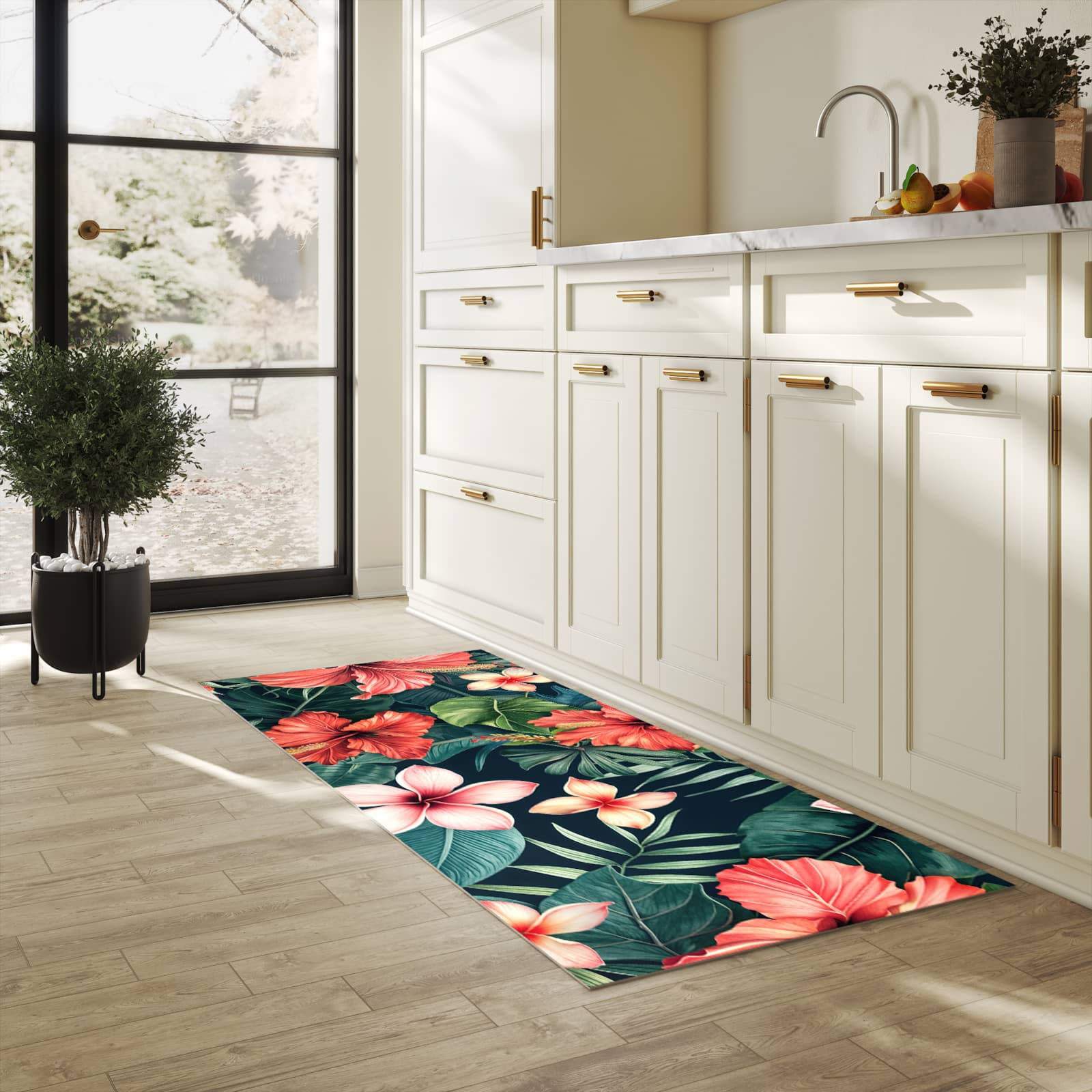 Bodenschonender waschbarer Küchenteppich mit Motiv Tropenblumen in heller Küche