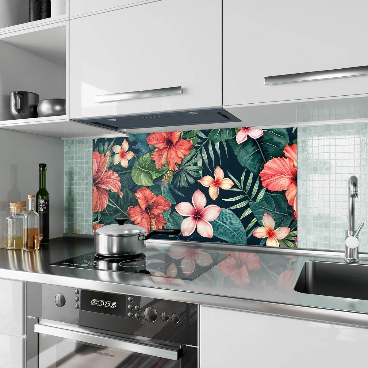 Küchenrückwand aus Glas Hibiskus auf Dunkelgrün im Hochformat als Spritzschutz hinter dem Kochfeld, über dem Fliesenspiegel montiert