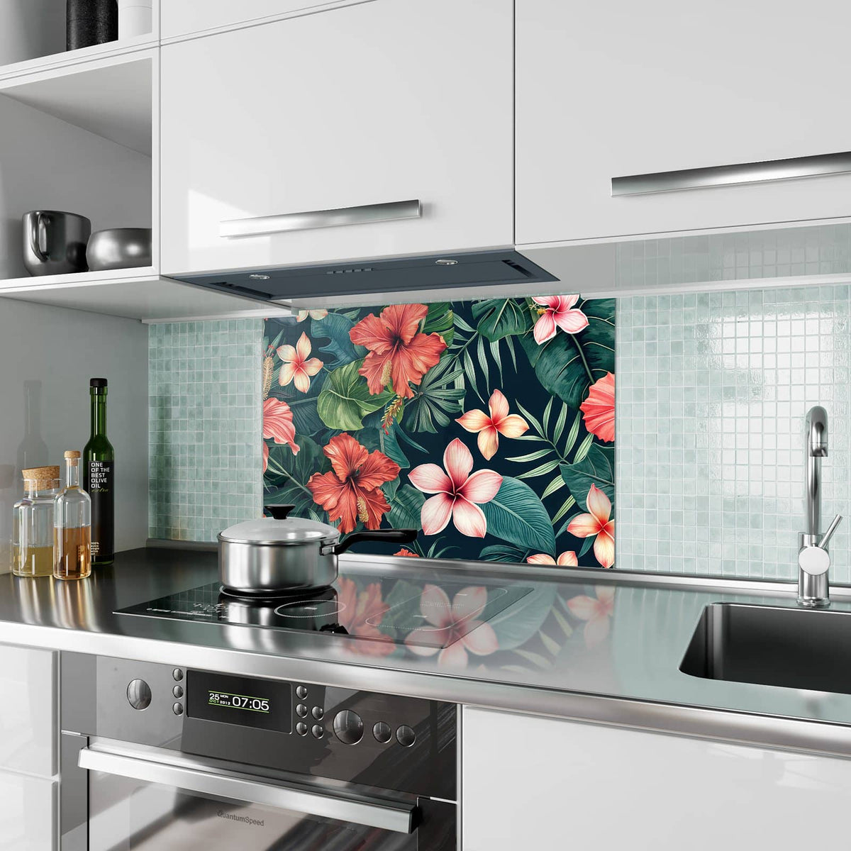 Küchenrückwand aus Glas Hibiskus auf Dunkelgrün im Hochformat als Spritzschutz hinter dem Kochfeld, über dem Fliesenspiegel montiert