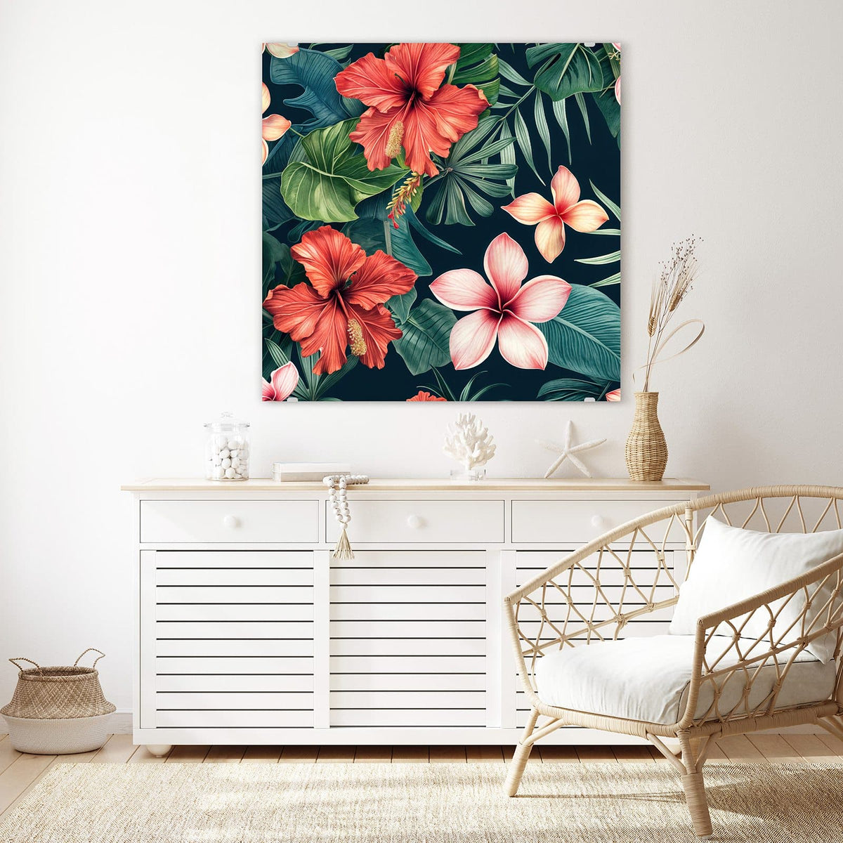 Glasbild Hibiskus auf Dunkelgrün an der Wand – Illustriertes Muster aus roten Hibiskusblüten, rosa Frangipani und Palmblättern auf dunklem Grün.