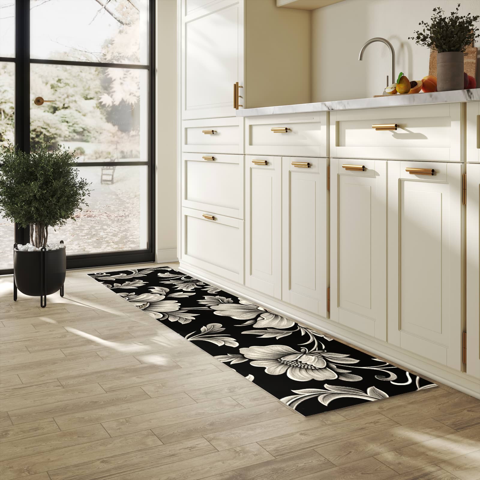 Geruchsneutraler langer Teppich mit Motiv Blumenmuster Schwarz in heller Küche