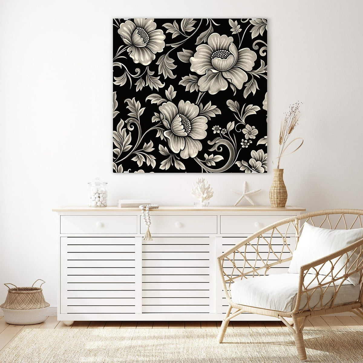 Glasbild Blüten auf Schwarz an der Wand – Grafisches Damastmuster aus cremefarbenen Blüten und Ranken auf tiefem Schwarz