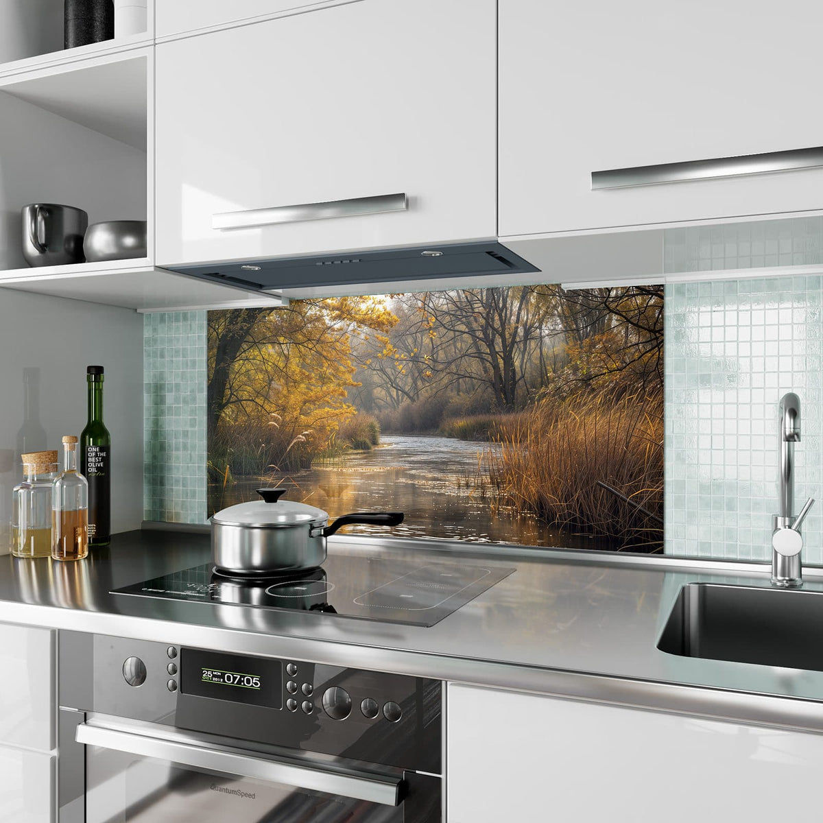 Küchenrückwand aus Glas Schilf am Herbstfluss im Hochformat als Spritzschutz hinter dem Kochfeld, über dem Fliesenspiegel montiert