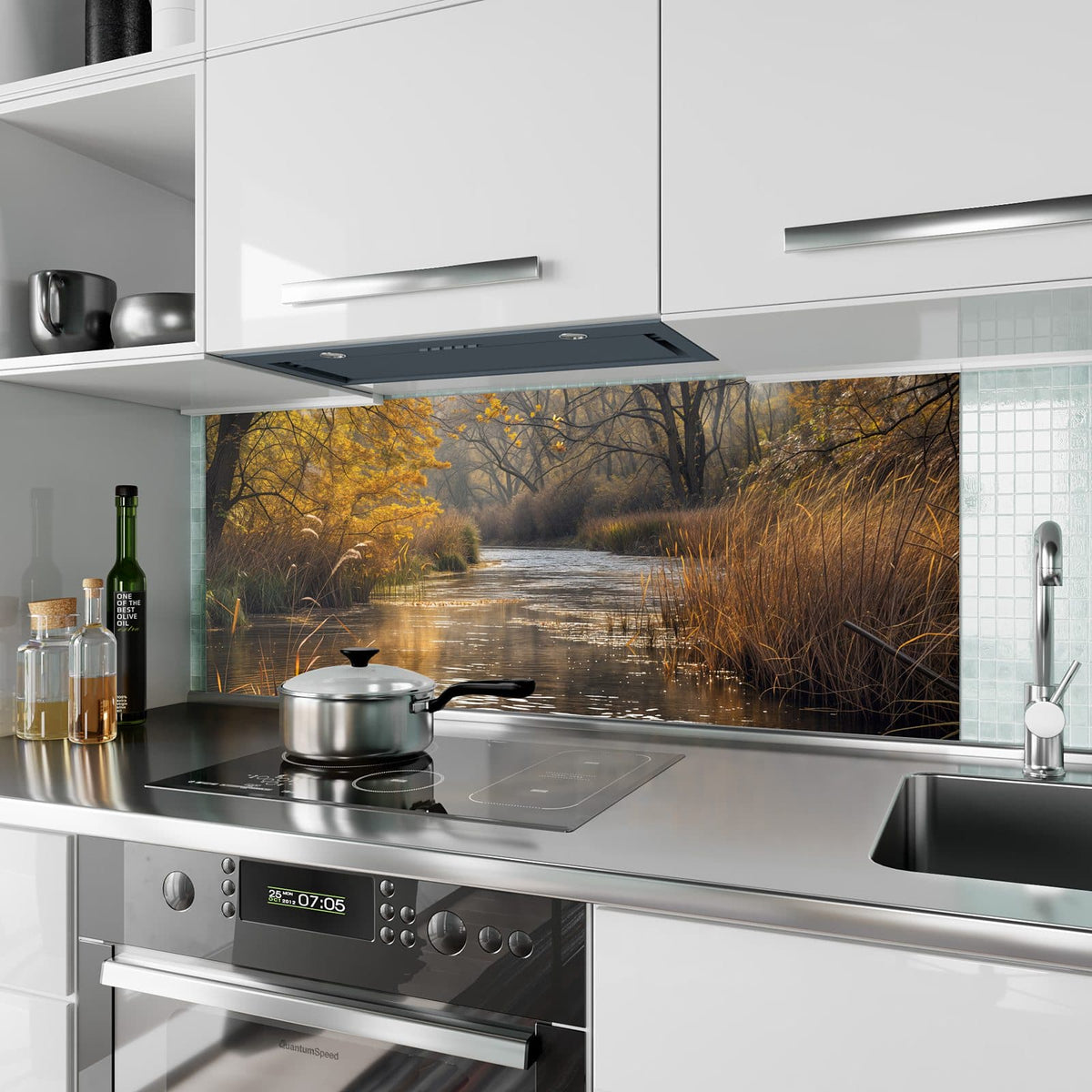 Küchenrückwand aus Glas Schilf am Herbstfluss im Hochformat als Spritzschutz hinter dem Kochfeld, über dem Fliesenspiegel montiert