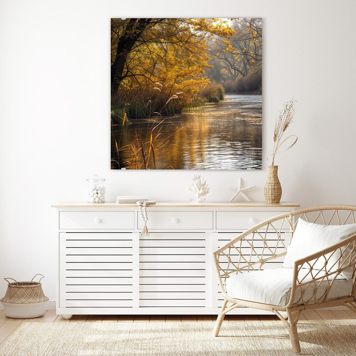 Glasbild Schilf am Herbstfluss an der Wand – Ruhiger Fluss, am Ufer goldgelbe Bäume und hohe Schilfrispen im Morgenlicht