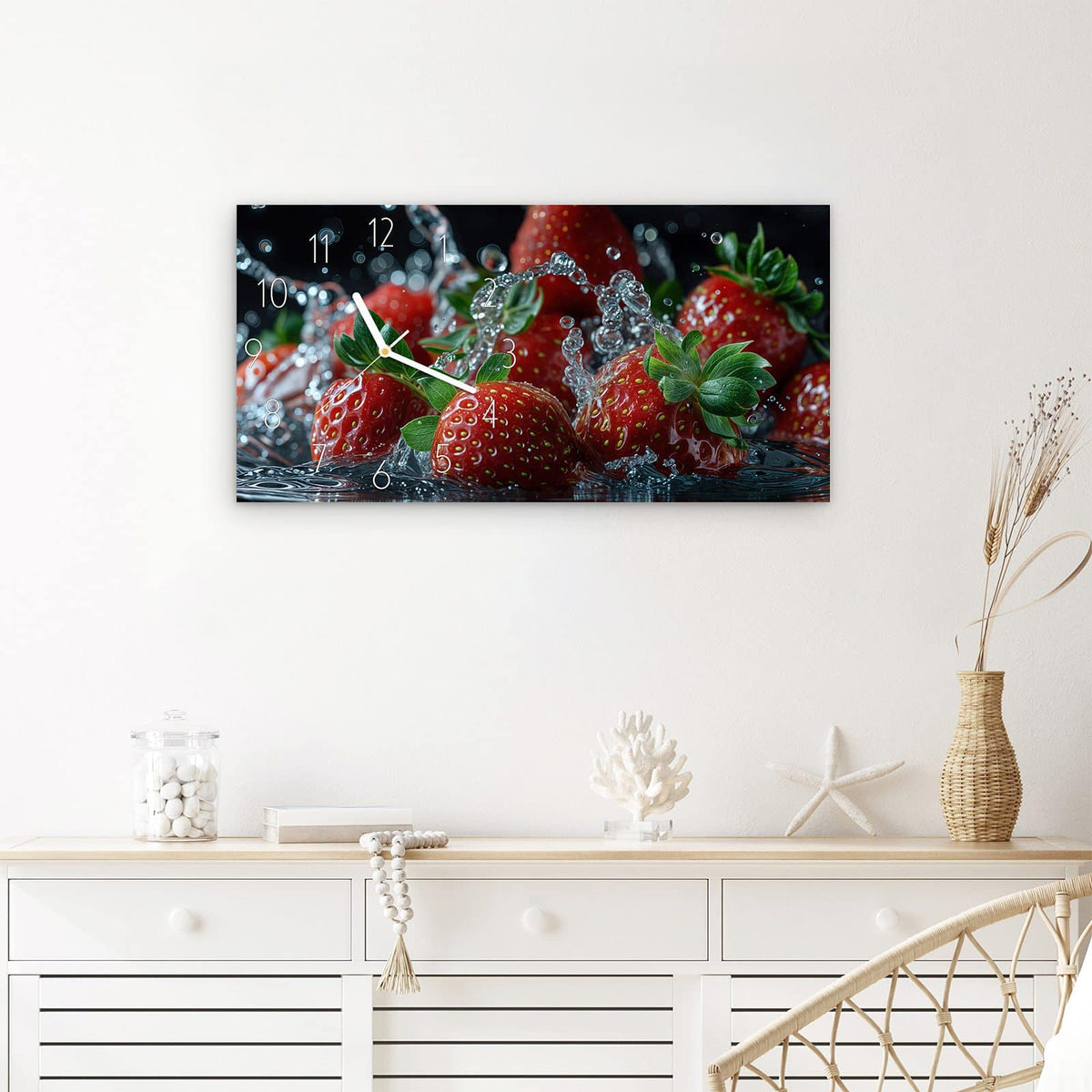 Wanduhr Frische Erdbeeren Korb aus Glas – Querformat 60 × 30 cm – Erdbeeren im spritzenden Wasser