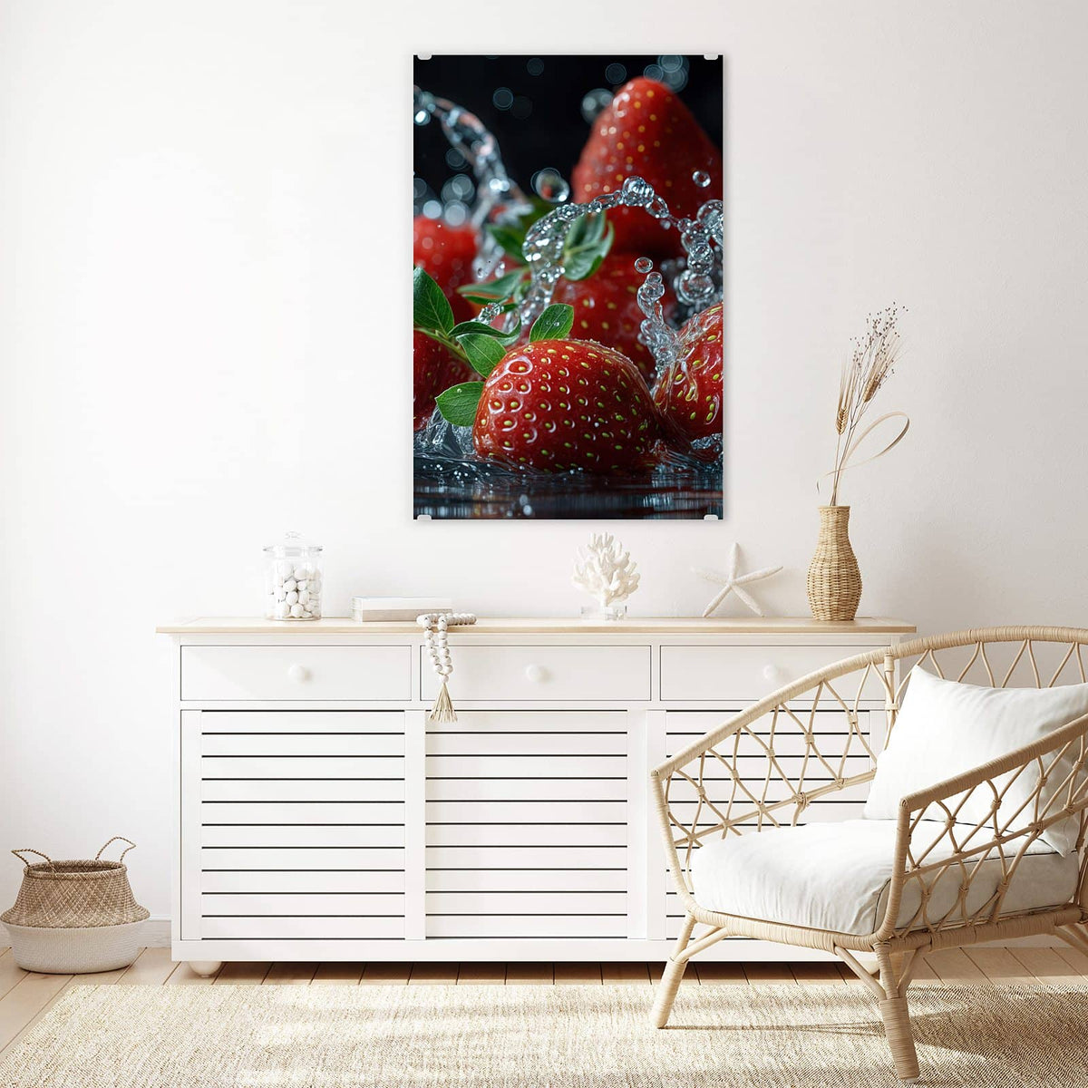 Glasbild Erdbeeren mit Tropfen an der Wand – Mehrere Erdbeeren mit grünen Blättern in aufspritzendem Wasser vor dunklem Grund