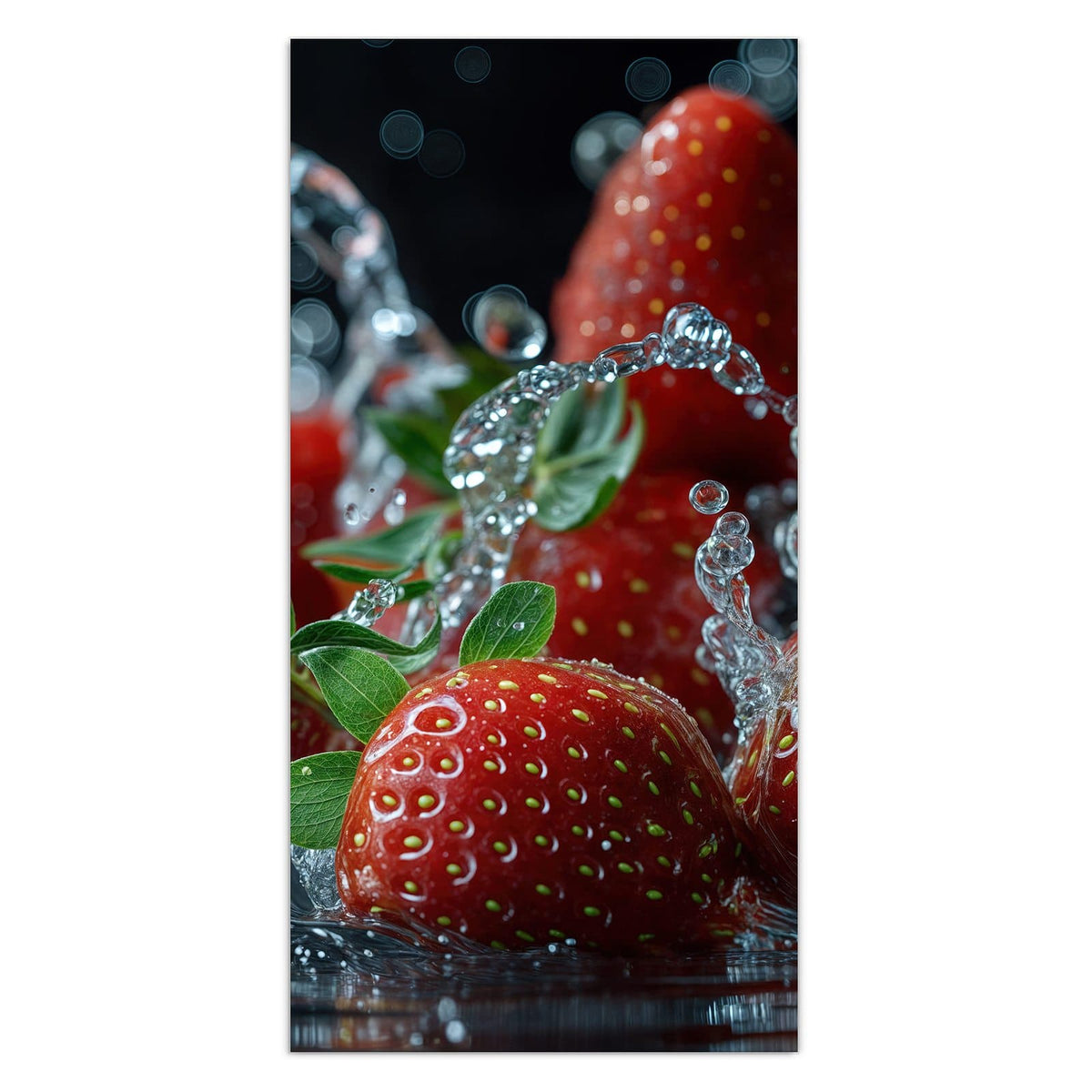 Mehrere Erdbeeren mit grünen Blättern in aufspritzendem Wasser vor dunklem Grund