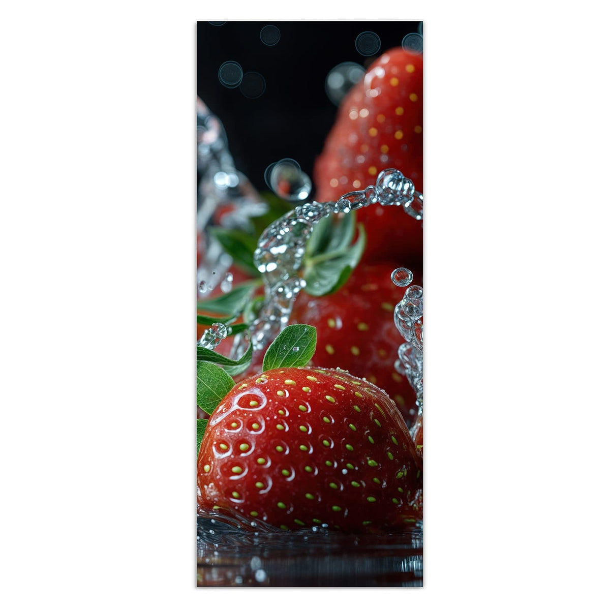 Mehrere Erdbeeren mit grünen Blättern in aufspritzendem Wasser vor dunklem Grund