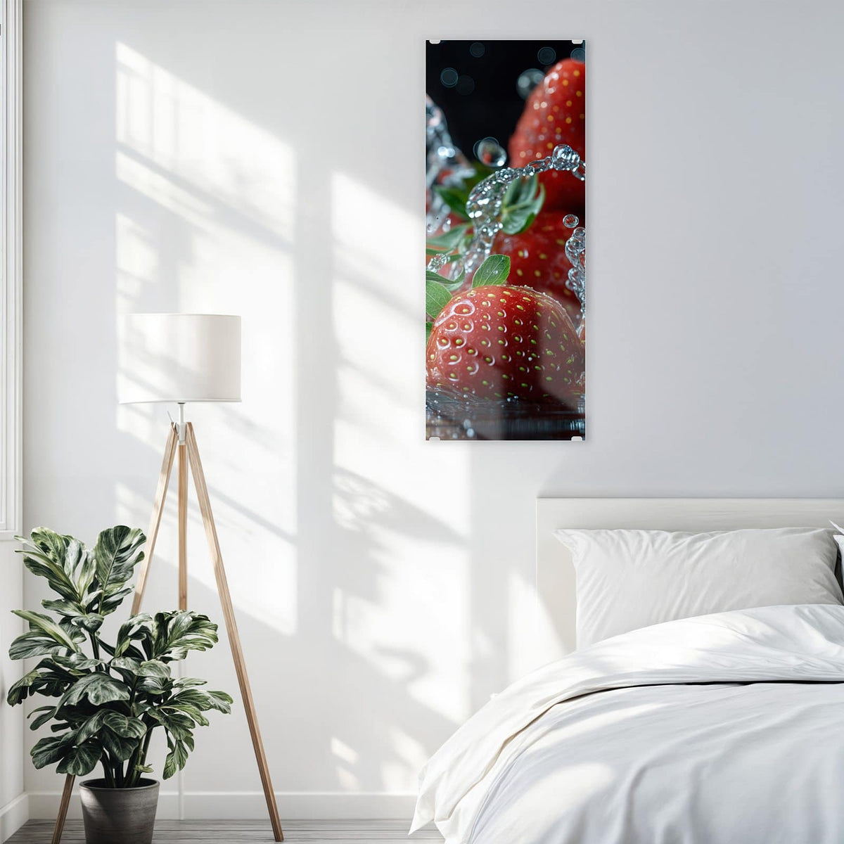 Glasbild Erdbeeren mit Tropfen an der Wand – Mehrere Erdbeeren mit grünen Blättern in aufspritzendem Wasser vor dunklem Grund