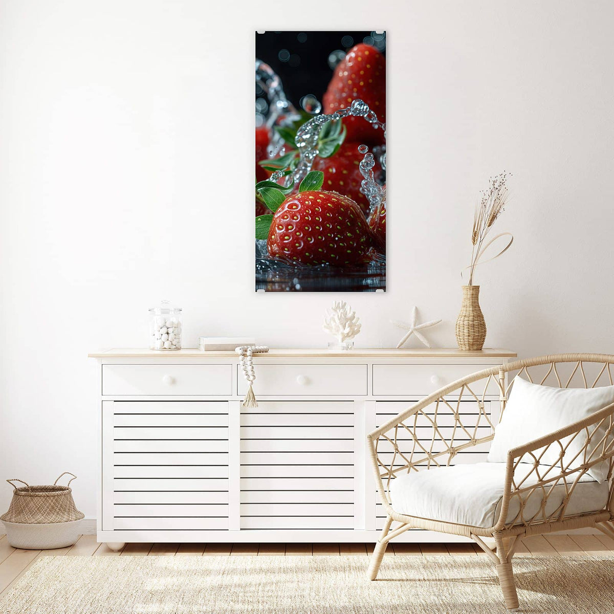 Glasbild Erdbeeren mit Tropfen an der Wand – Mehrere Erdbeeren mit grünen Blättern in aufspritzendem Wasser vor dunklem Grund