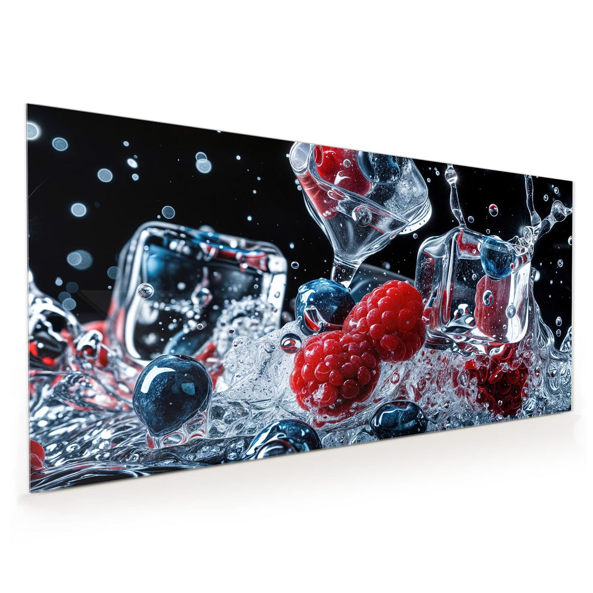 Küchenrückwand aus Glas im Hochformat mit Motiv Eisgekühlte Beeren: Himbeeren und Blaubeeren mit Eiswürfeln im Wasserspritzer vor schwarzem Grund