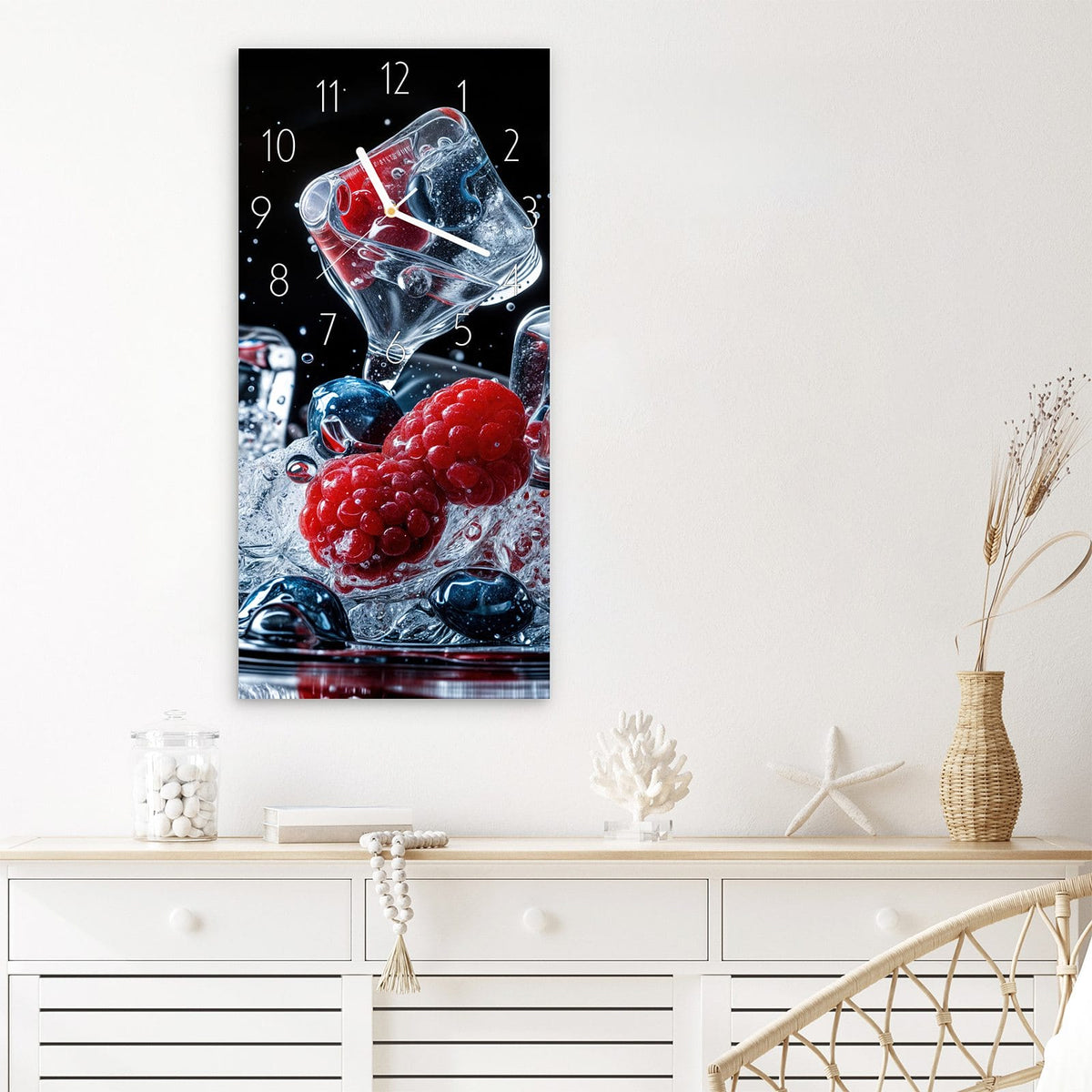 Wanduhr Beeren Eiswürfel aus Glas – Beeren und Eis im Wasserspritzer