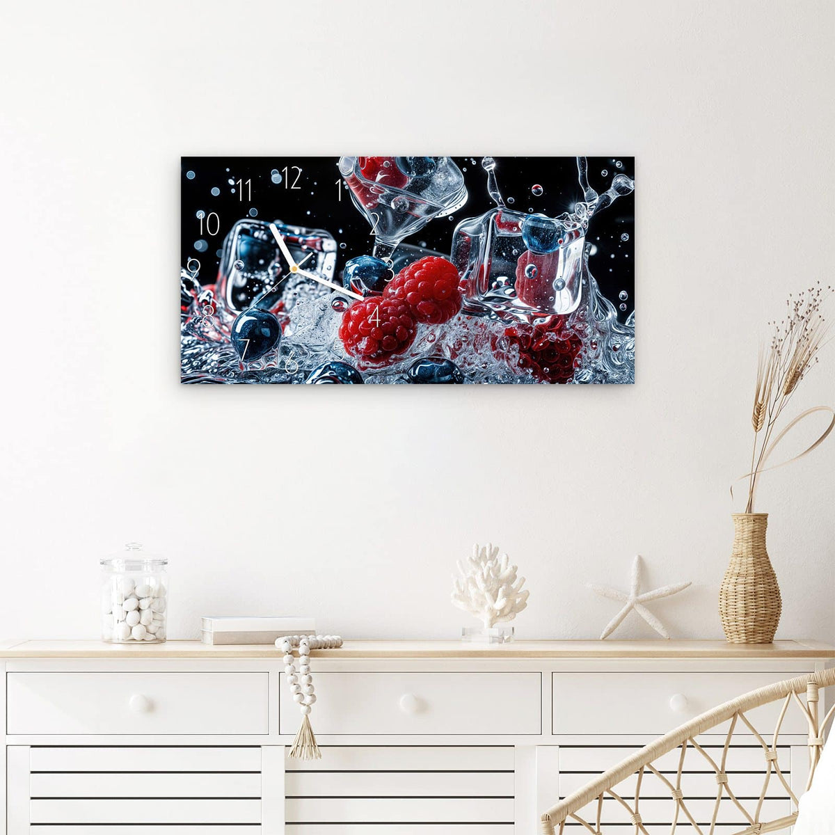Wanduhr Beeren Eiswürfel aus Glas – Querformat 60 × 30 cm – Beeren und Eis im Wasserspritzer