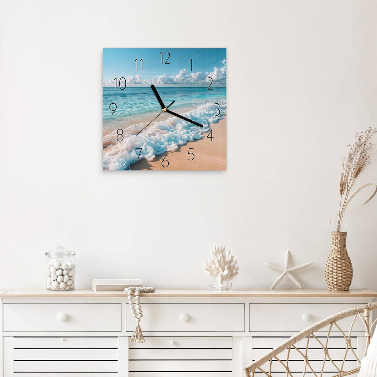 Wanduhr Wolken über Türkismeer aus Glas – Quadratisch 30 × 30 cm – Sanfte Wellen am hellen Sandstrand